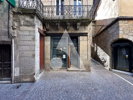 local commercial figeac 69 m2.