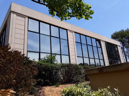 location local professionnel 207m² vitrolles 13127