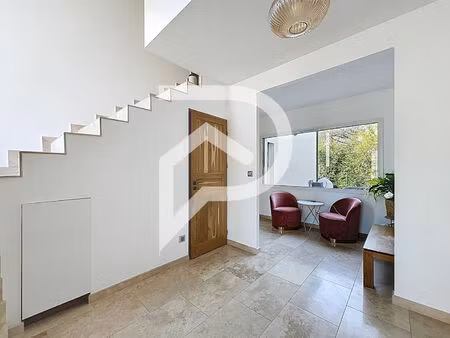 maison de haut standing  situé dans secteur calme et prisé