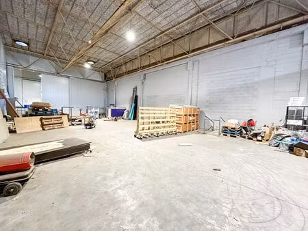 instapklaar magazijn met bureauruimte geschikt als opslagplaats of werkruimte