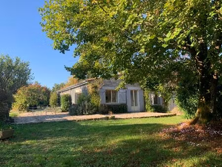 ancienne ferme rénovée de 186 m2 avec diverses dépendances et grand terrain !