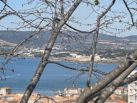 terrain constructible 835m2 belle vue dégagée sur l étang de thau la ville et la mer