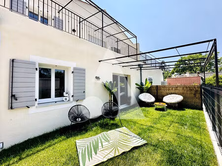 lourmarin - appartement t3 avec jardin + 2 places de stationnement