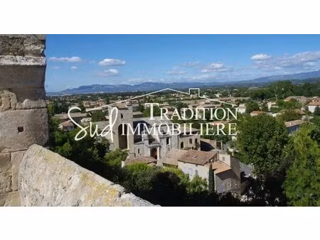 au coeur du village de pernes les fontaines