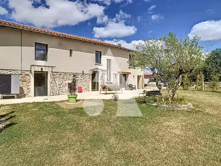 maison en pierres entièrement rénovée - centre d'aveize