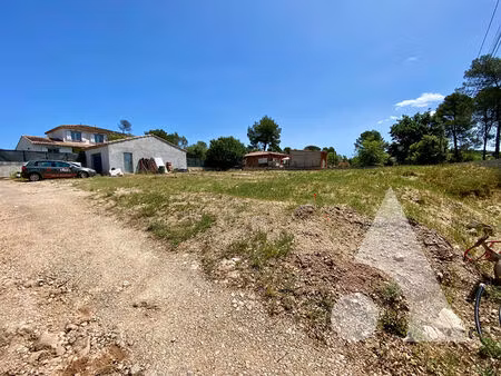 a vendre terrain constructible de 972 m² sur fox-amphoux