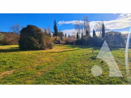 terrain à bâtir de 1.037m² sur la commune de villecroze.