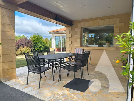 propriété avec vue exceptionnelle   piscine et son gite indépendant.