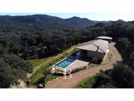 porto vecchio  villa contemporaine  4 chambres  piscine  proche plage de santa giulia