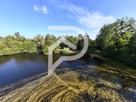 à vendre : propriété avec étangs  abris de jardin et box à chevaux