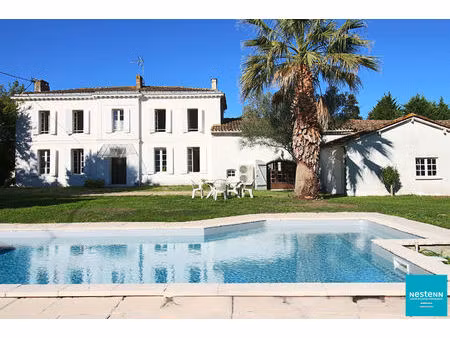 maison bourgeoise avec piscine et garages