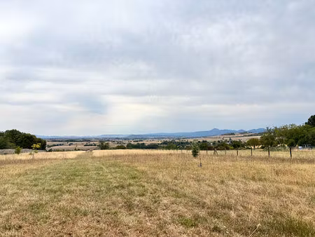 terrain de plus de 7.300 m² - vue imprenable sur la chaîne des puys