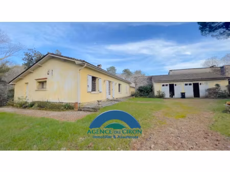 maison de plain pied avec vaste jardin et garages
