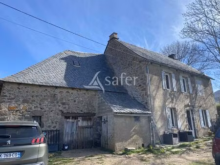 corps de ferme au sein des monts du cantal