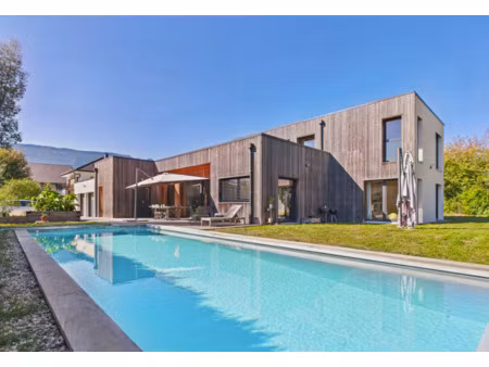 à viviers-du-lac  immobilier de luxe : villa à acheter