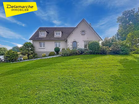 maison de huit pièces sur sous sol et cour goudronée avec terrain autour à 5 minutes de sa