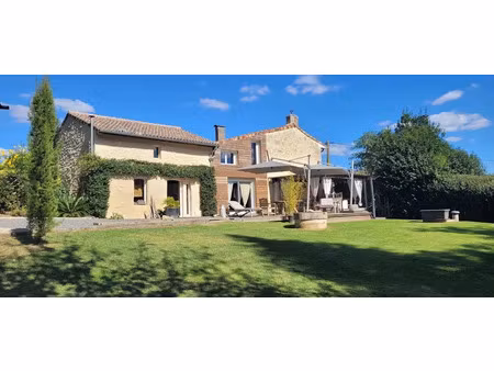 vente maison 4 pièces 258 m² à tauriac (33710)  480 000 €