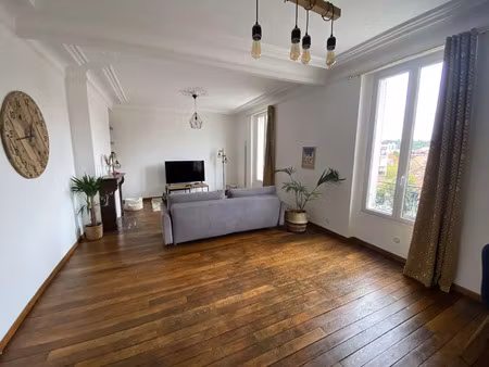 tres beau f4 standing avec moulures et parquet centre ville rer e