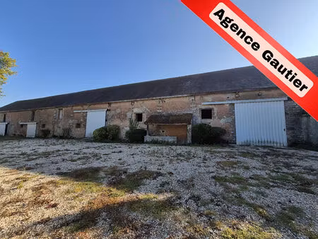 grand local à usage de stockage