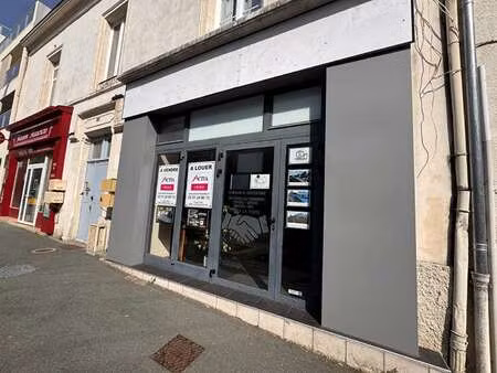 location bureaux et commerces à la roche-sur-yon (85000) : à louer / 60m² la roche-sur-yon