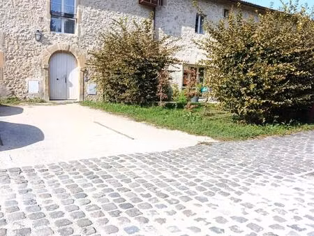 bel appartement rénové dans dépendances de château