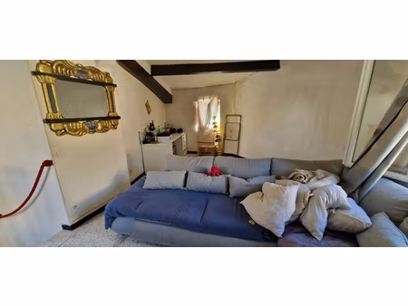 maison de village avec une terrasse