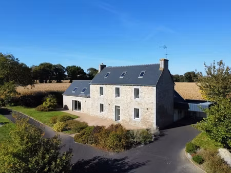 maison en pierres 10 pièces + hangar de stockage  proche lannion