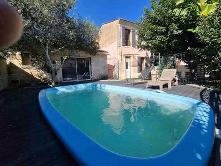 belle maison en pierre avec piscine au calme dans un quartier résidentiel