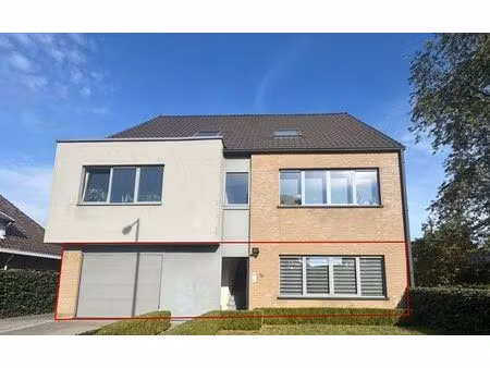 ruim gelijkvloers appartement met terras en tuin