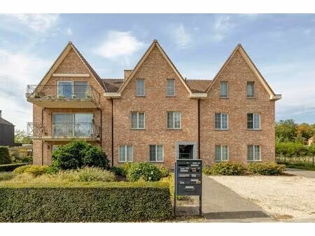 lichtrijk penthouse met terras  zolder en dubbele garagebox.