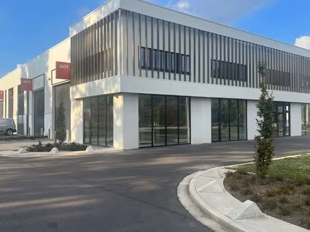 moderne kmo-unit met showroom/kantoor in genk