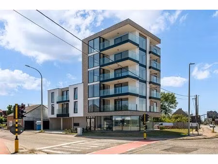 handelspand van 112m² met 4 autostaanplaatsen op commerciële topligging te beringen!