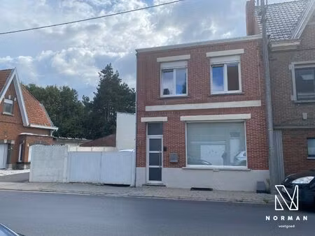 halfopen woning met 3 slaapkamers  bijgebouw/atelier en grote voorkamer voor eventuele han