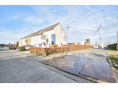 halfopen nieuwbouw met mog. 4 slpk in een doodlopende straat