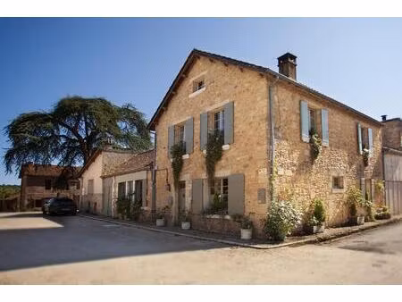 maison en pierre de 4 chambres  rénovée avec goût.