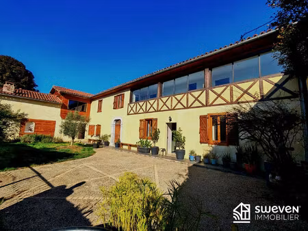 ferme rénovée avec t2 indépendant  dépendances et terres agr