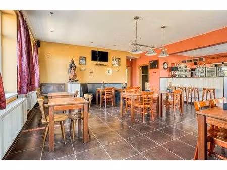 café met bovengelegen appartement