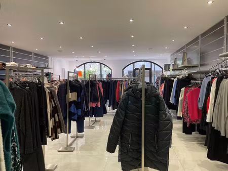 fonds de commerce de vêtements à clamart   90 m2 de surface.