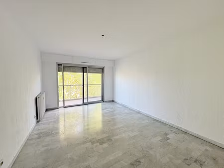 cagnes sur mer - spacieux 2p en étage élevé. parking et cave