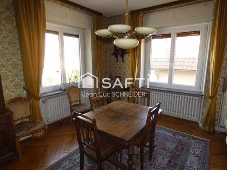 maison de style sur un grand terrain