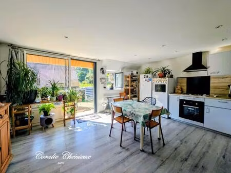 ensemble de deux maisons dans un cadre verdoyant