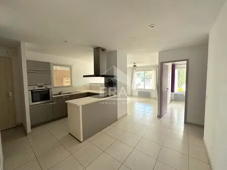 lançon-provence - appartement 2 pièces de 55 m2 - rez-de-chaussée