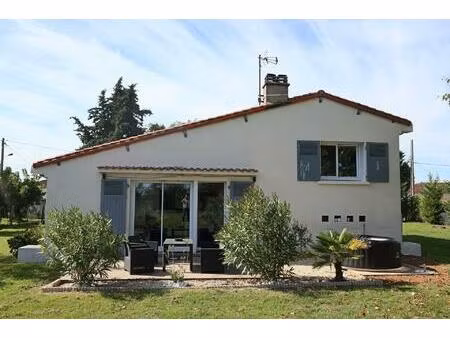 maison 2 chambres avec garage et atelier sur terrain de 1700m2