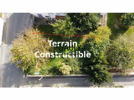 un terrain à bâtir de 134 m² à 450 m du centre ville de varr