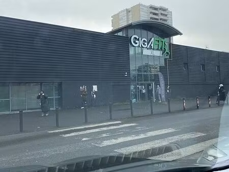 location commerce meaux 2 070 m²