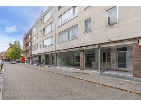 ruim handelspand met mooie vitrinebreedte  op toplocatie!