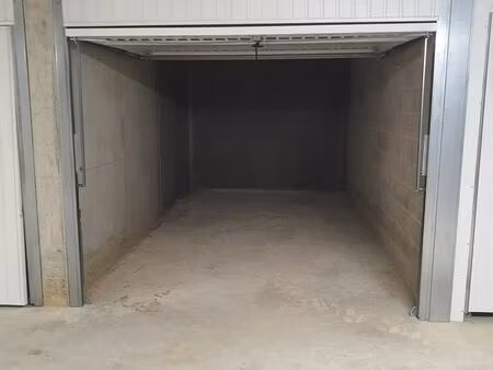 garage / box aux accates