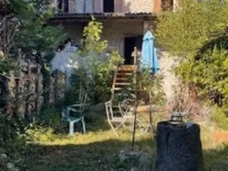 maison en pierre avec jardin et garage