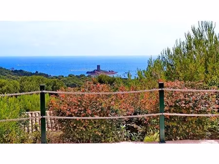 a vendre agay cap esterel le hameau. deux pieces rez de jardin vue mer