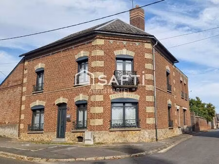 maison traditionnelle en brique et familialle